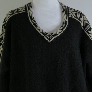 Papillon Blanc Black and Cream Sweater